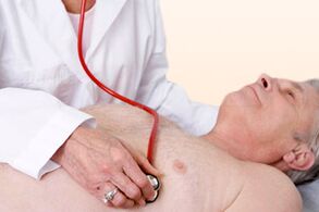 Dokter ënnersicht e Patient mat Hypertonie